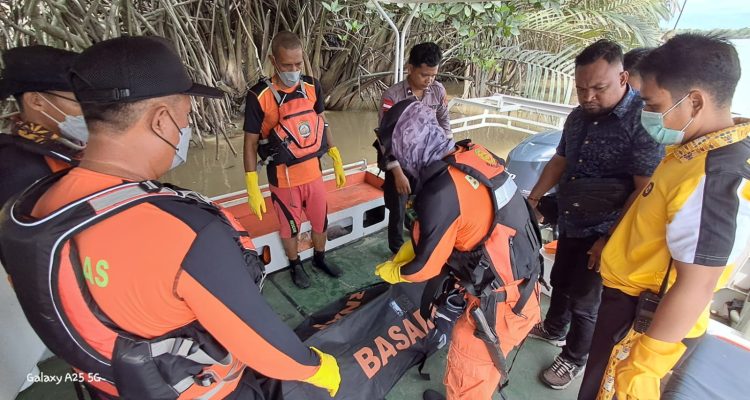 Tim SAR melakukan evakuasi terhadap sesosok mayat dari Sungai Maro tadi pagi – Surya Papua/IST