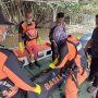 Tim SAR melakukan evakuasi terhadap sesosok mayat dari Sungai Maro tadi pagi – Surya Papua/IST