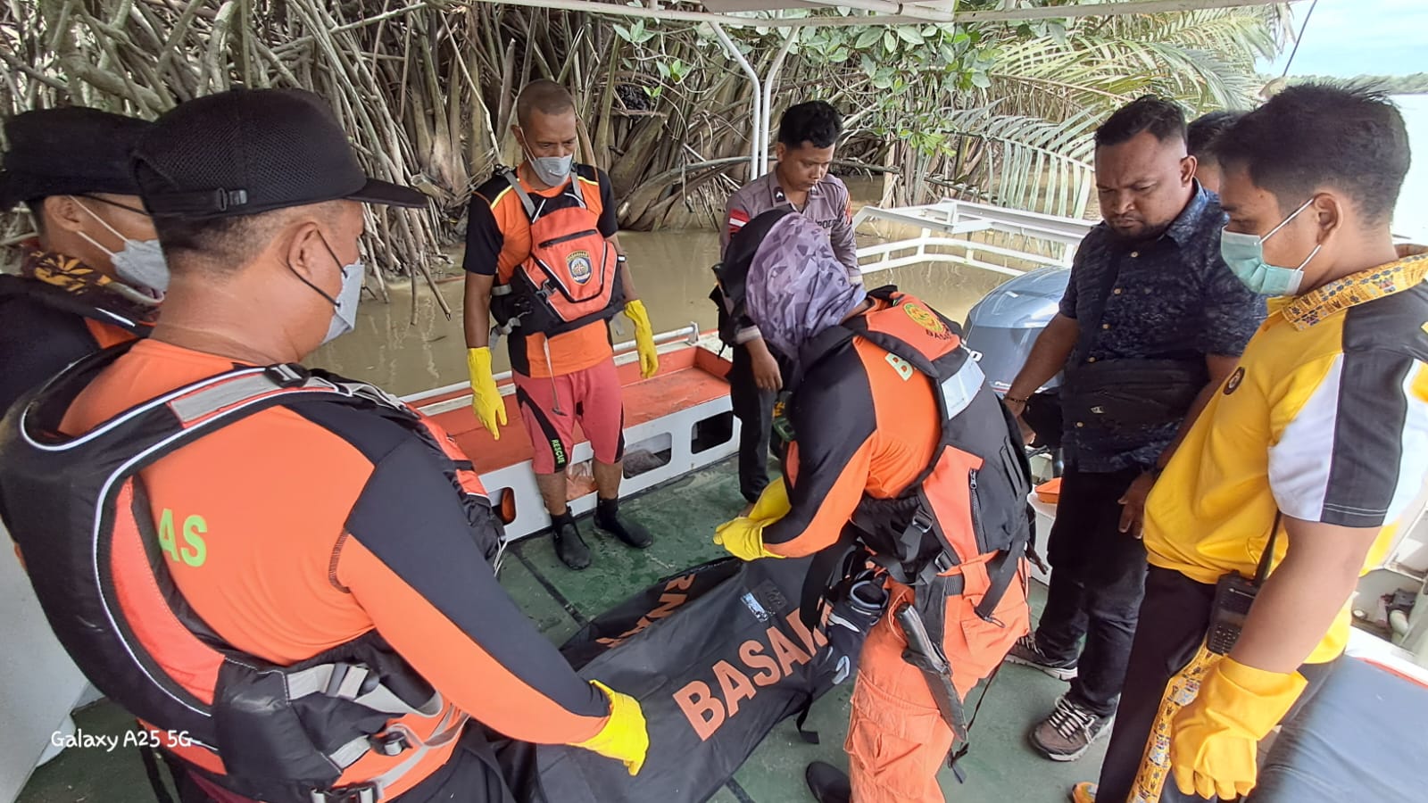 Tim SAR melakukan evakuasi terhadap sesosok mayat dari Sungai Maro tadi pagi – Surya Papua/IST
