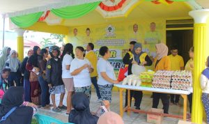 Masyarakat sedang antri membeli sejumlah kebutuhan pokok dalam kegiatan pasar murah oleh DPD Golkar Papua Selatan – Surya Papua/IST
