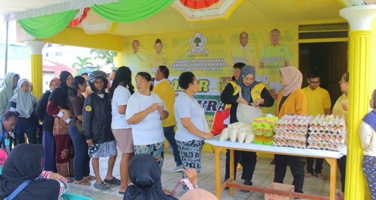 Masyarakat sedang antri membeli sejumlah kebutuhan pokok dalam kegiatan pasar murah oleh DPD Golkar Papua Selatan – Surya Papua/IST