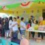 Masyarakat sedang antri membeli sejumlah kebutuhan pokok dalam kegiatan pasar murah oleh DPD Golkar Papua Selatan – Surya Papua/IST