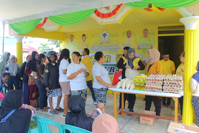 Masyarakat sedang antri membeli sejumlah kebutuhan pokok dalam kegiatan pasar murah oleh DPD Golkar Papua Selatan – Surya Papua/IST