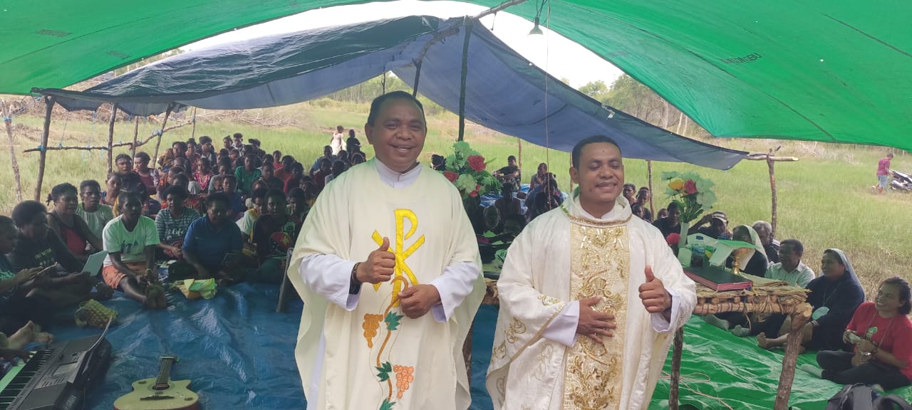 Pastor Paroki Santa Theresia Buti, Simon Petrus Matruty (kiri) foto dengan Pastor Rio- Surya Papua/Frans Kobun
