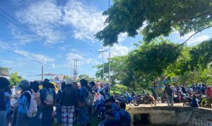 Para siswa-siswi terlantar karena sekolahnya dipalang sejak tadi pagi – Surya Papua/IST