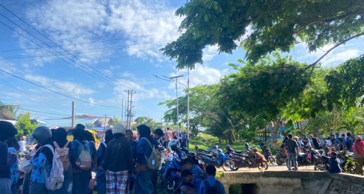 Para siswa-siswi terlantar karena sekolahnya dipalang sejak tadi pagi – Surya Papua/IST