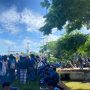 Para siswa-siswi terlantar karena sekolahnya dipalang sejak tadi pagi – Surya Papua/IST