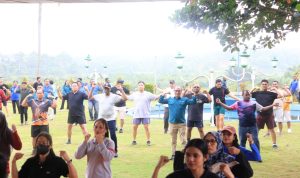 Gubernur Papua Selatan, Apolo Safanpo sedang senam bersama karyawan TSE Group – Surya Papua/IST