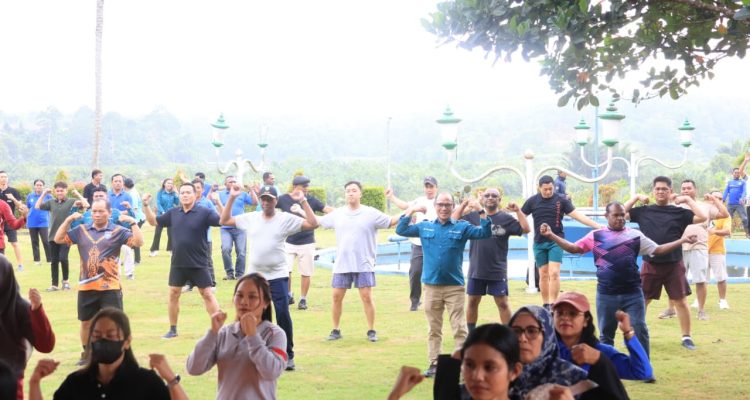 Gubernur Papua Selatan, Apolo Safanpo sedang senam bersama karyawan TSE Group – Surya Papua/IST