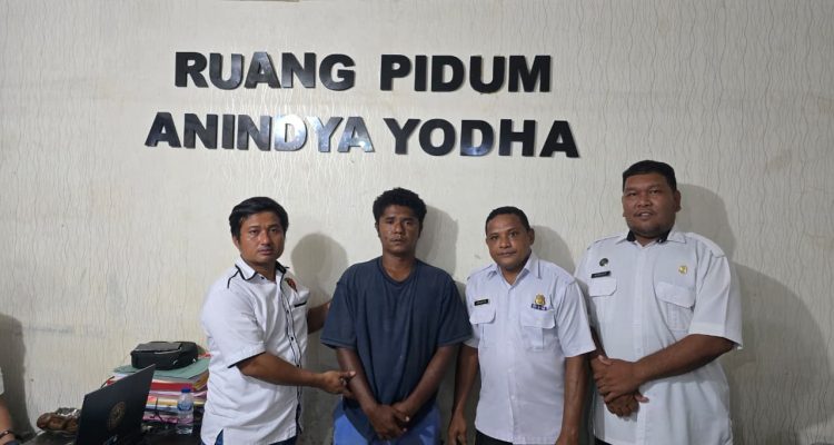 Narapidana Supusepa (baju kaos hitam) yang diamankan dan akan diserahkan ke Lapas Kelas II Merauke – Surya Papua/IST