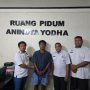 Narapidana Supusepa (baju kaos hitam) yang diamankan dan akan diserahkan ke Lapas Kelas II Merauke – Surya Papua/IST