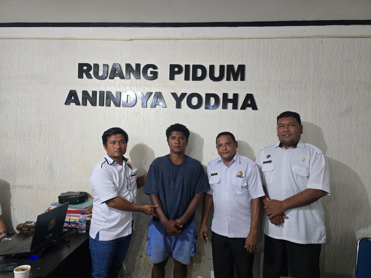 Narapidana Supusepa (baju kaos hitam) yang diamankan dan akan diserahkan ke Lapas Kelas II Merauke – Surya Papua/IST