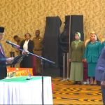 Gubernur Papua Selatan, Apolo Sagfanpo sedang melantik Ferdinandus Kanakaimu sebagai Sekda definitif Papua Selatan – Surya Papua/IST