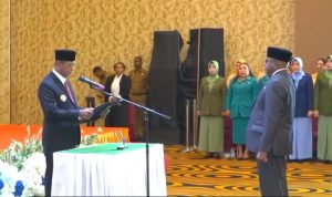 Gubernur Papua Selatan, Apolo Sagfanpo sedang melantik Ferdinandus Kanakaimu sebagai Sekda definitif Papua Selatan – Surya Papua/IST