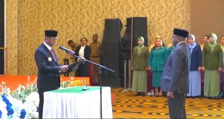 Gubernur Papua Selatan, Apolo Sagfanpo sedang melantik Ferdinandus Kanakaimu sebagai Sekda definitif Papua Selatan – Surya Papua/IST