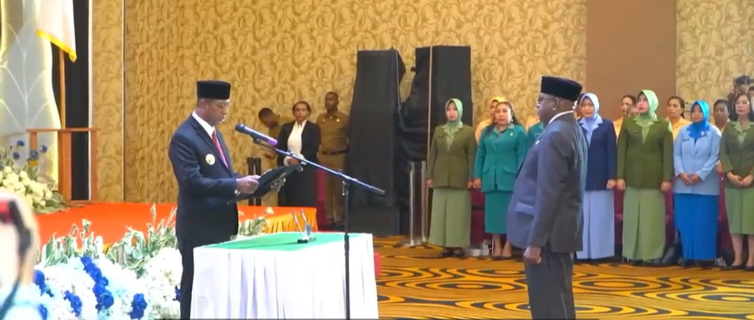 Gubernur Papua Selatan, Apolo Sagfanpo sedang melantik Ferdinandus Kanakaimu sebagai Sekda definitif Papua Selatan – Surya Papua/IST