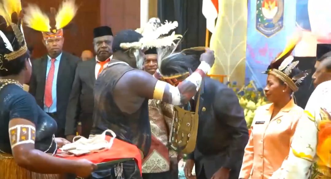 Seremoni adat disela-sela pelantikan Sekda Papua Selatan, Ferdinandus Kainakaimu – Surya Papua/IST