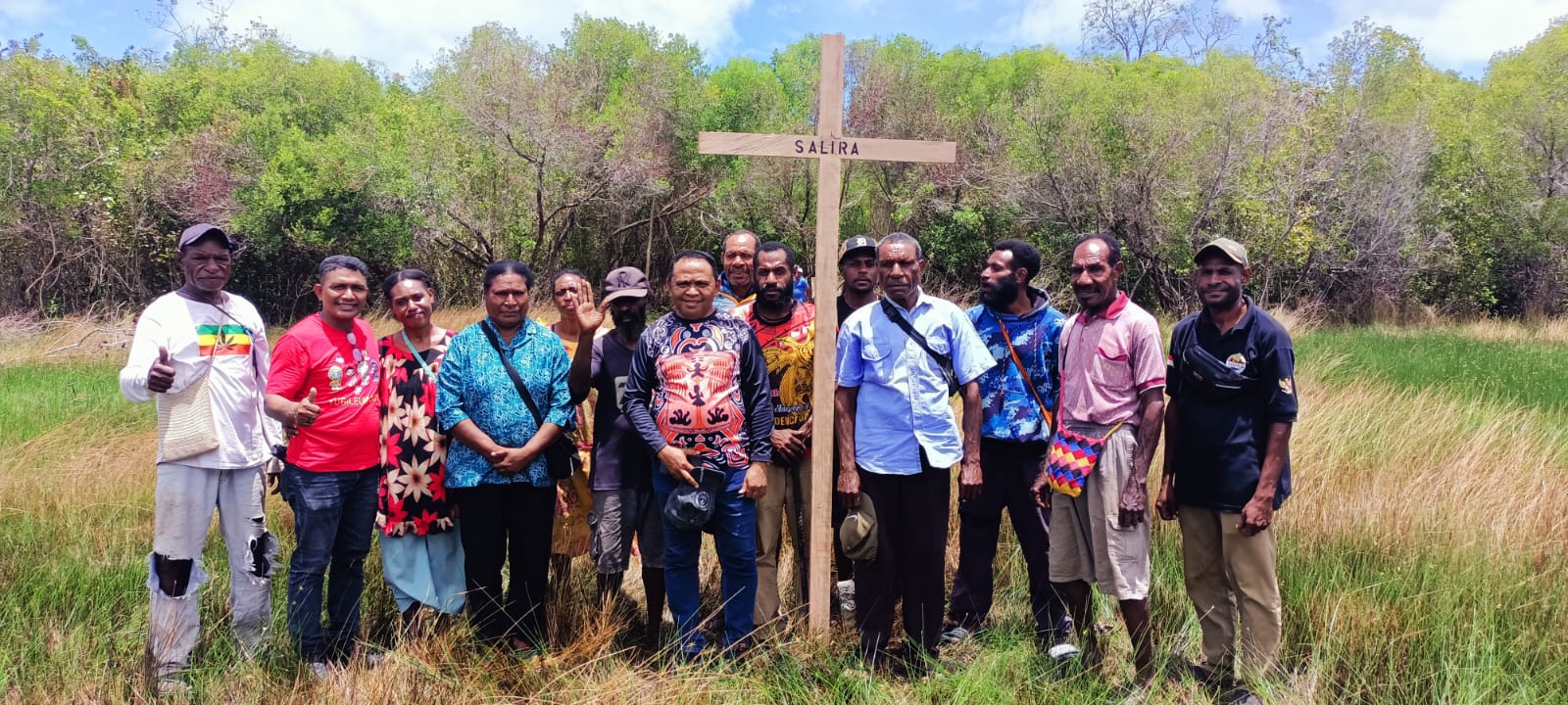 Foto bersama masyarakat Marind di Dusun Salira, Kampung Nasem beberapa hari lalu – Surya Papua/Frans Kobun