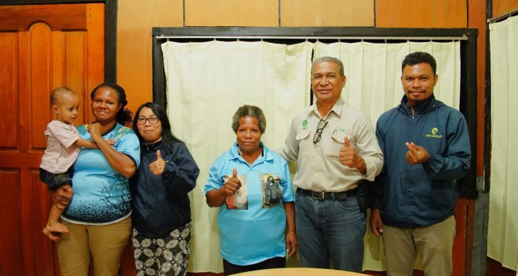 Ibu Sarafina Korarop saat foto bersama di Kantor TSE Group Asiki, Kabupaten Boven Digoel – Surya Papua/IST