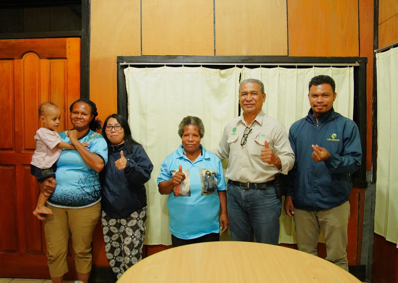 tumor 1 Ibu Sarafina Korarop saat foto bersama di Kantor TSE Group Asiki, Kabupaten Boven Digoel – Surya Papua/IST