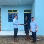 Penyerahan kunci rumah oleh Pimpinan PT Dongin Prabhawa kepada Simon Dinaulik – Surya Papua/IST