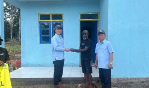 Penyerahan kunci rumah oleh Pimpinan PT Dongin Prabhawa kepada Simon Dinaulik – Surya Papua/IST