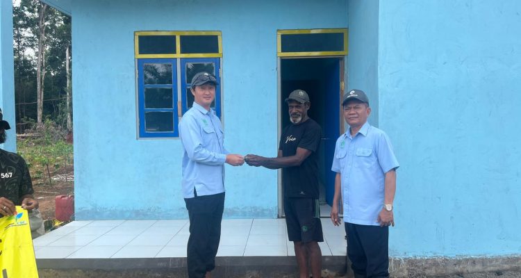Penyerahan kunci rumah oleh Pimpinan PT Dongin Prabhawa kepada Simon Dinaulik – Surya Papua/IST