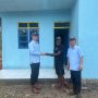 Penyerahan kunci rumah oleh Pimpinan PT Dongin Prabhawa kepada Simon Dinaulik – Surya Papua/IST