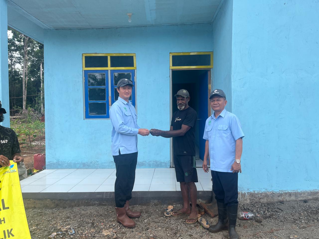 Penyerahan kunci rumah oleh Pimpinan PT Dongin Prabhawa kepada Simon Dinaulik – Surya Papua/IST