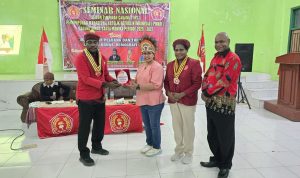 aimas 1 Penyerahan plakat dalam seminar yang dihadiri oleh Ketua PP-PMKRI, Susana Florika Marianti Kandaimu – Surya Papua/IST