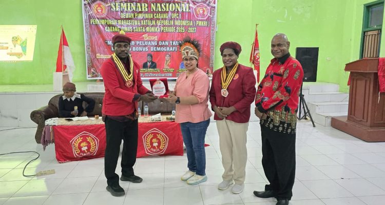 Penyerahan plakat dalam seminar yang dihadiri oleh Ketua PP-PMKRI, Susana Florika Marianti Kandaimu – Surya Papua/IST