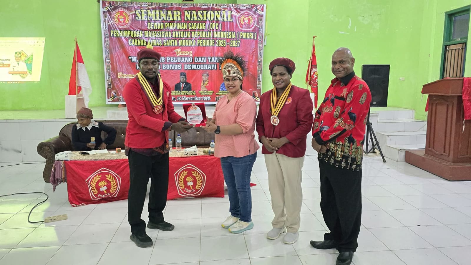 Penyerahan plakat dalam seminar yang dihadiri oleh Ketua PP-PMKRI, Susana Florika Marianti Kandaimu – Surya Papua/IST