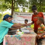 Usai berobat, masyarakat di Kampung Selil mendapatkan obat-obatan dari petugas medis – Surya Papua/IST