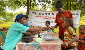 akses 2 Usai berobat, masyarakat di Kampung Selil mendapatkan obat-obatan dari petugas medis – Surya Papua/IST