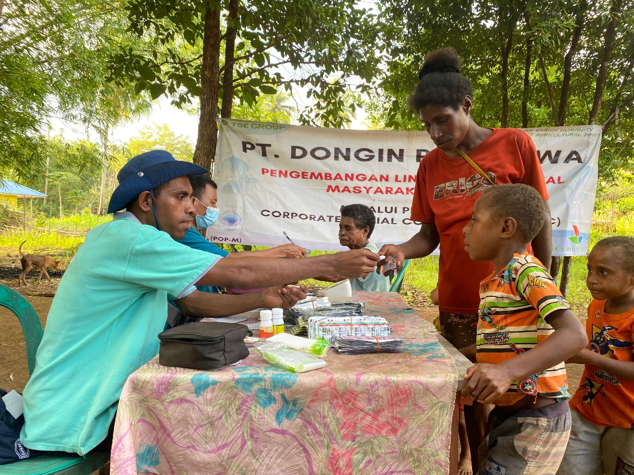Usai berobat, masyarakat di Kampung Selil mendapatkan obat-obatan dari petugas medis – Surya Papua/IST