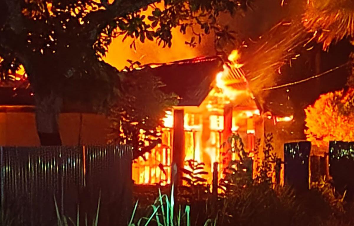 Rumah salah seorang warga di Jalan Gemaripah-Merauke yang terbakar semalam – Surya Papua/IST
