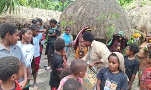 Ketua PP PMKRI, Susana Kandaimu sedang berdialog dengan anak-anak Lembah Baliem- Papua beberapa hari lalu – Surya Papua/IST