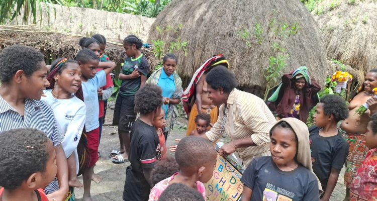Ketua PP PMKRI, Susana Kandaimu sedang berdialog dengan anak-anak Lembah Baliem- Papua beberapa hari lalu – Surya Papua/IST