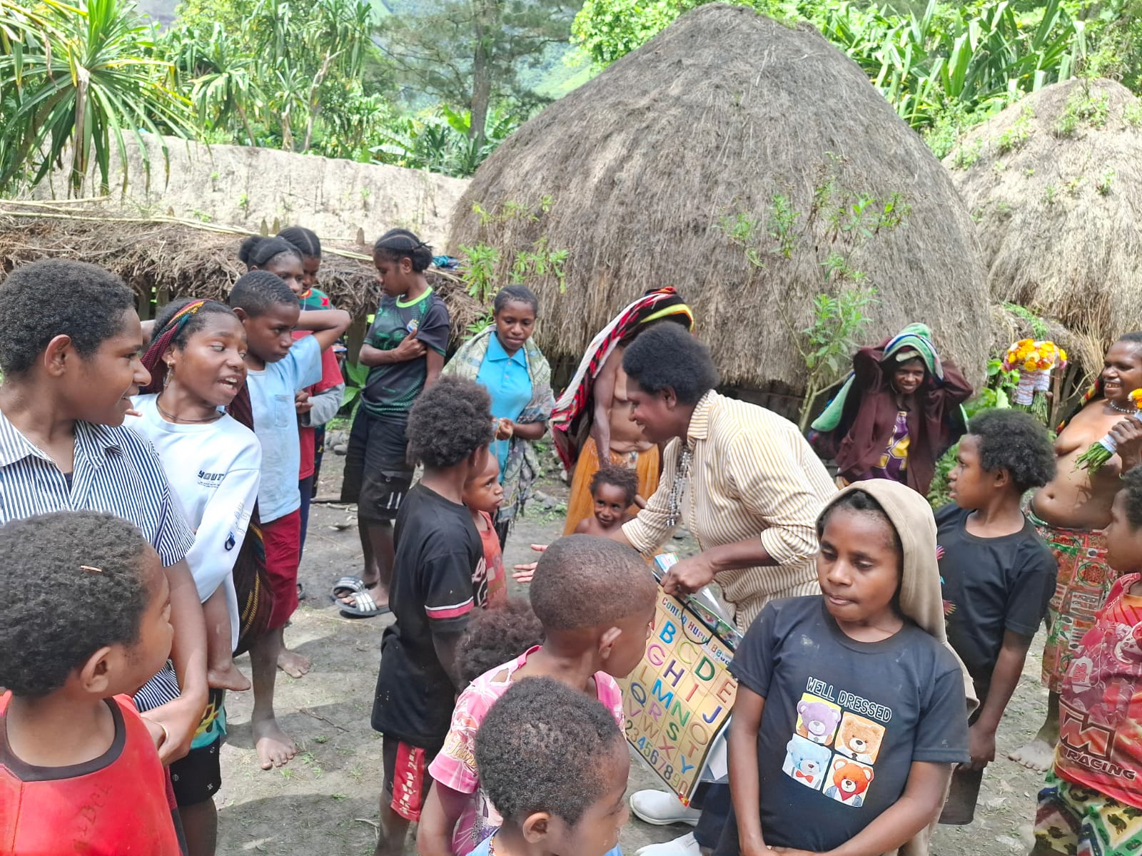Ketua PP PMKRI, Susana Kandaimu sedang berdialog dengan anak-anak Lembah Baliem- Papua beberapa hari lalu – Surya Papua/IST