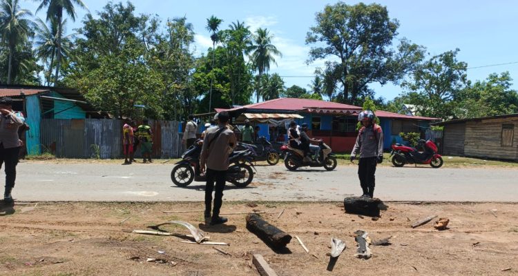 Anggota dari Polres Merauke yang membuka jalan setelah dipalang dengan kayu – Surya Papua/IST