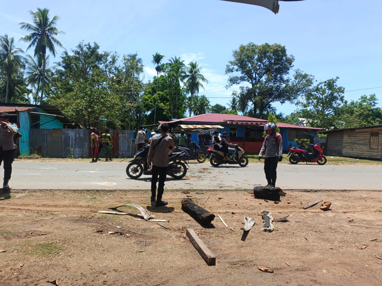 Anggota dari Polres Merauke yang membuka jalan setelah dipalang dengan kayu – Surya Papua/IST