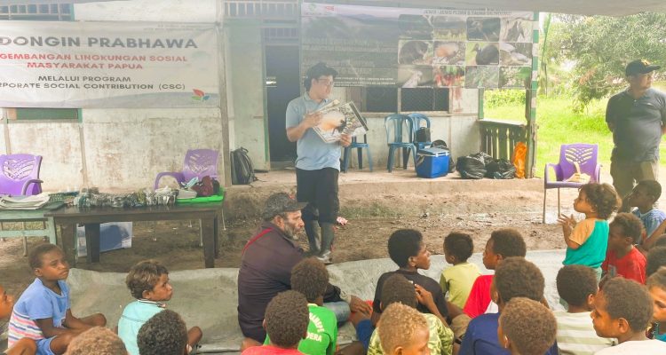 Kegiatan PT Dongin Prabhawa bersama masyarakat dan anak-anak di Kampung Banamepe, Kabupaten Mappi – Surya Papua/IST