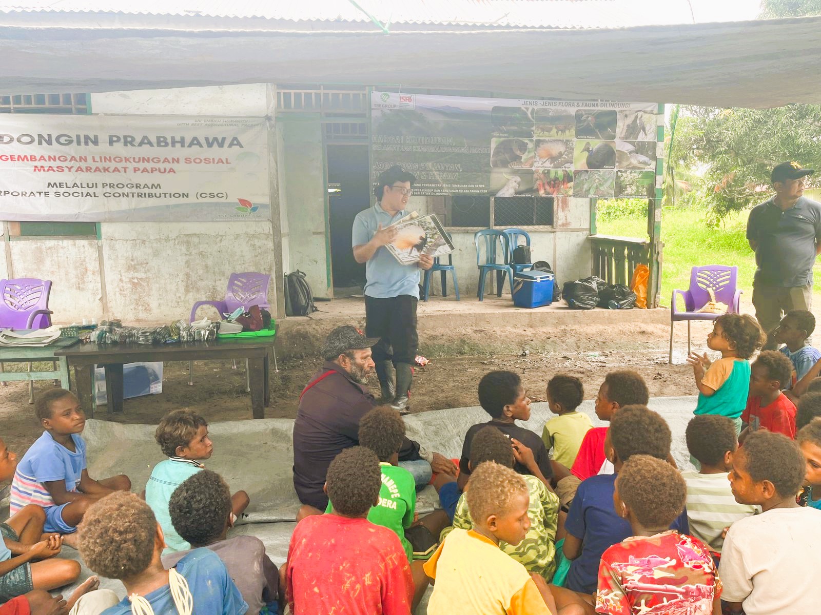 Kegiatan PT Dongin Prabhawa bersama masyarakat dan anak-anak di Kampung Banamepe, Kabupaten Mappi – Surya Papua/IST