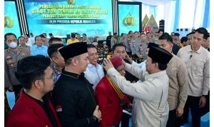 baret 1 Presiden RI, Prabowo Subianto sedang memperbaiki baret Ketua PP PMKRI, Susana Kandaimu – Surya Papua/IST