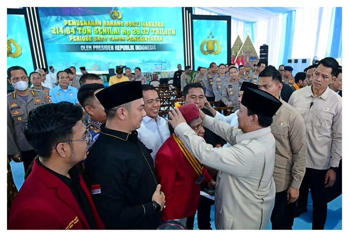 Presiden RI, Prabowo Subianto sedang memperbaiki baret Ketua PP PMKRI, Susana Kandaimu – Surya Papua/IST