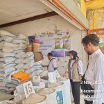 Beras yang dijual pedagang di pasar maupun sejumlah tempat lain. Tampak petugas sedang melakukan pengecekan harga – Surya Papua/IST