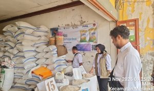 beras 6 Beras yang dijual pedagang di pasar maupun sejumlah tempat lain. Tampak petugas sedang melakukan pengecekan harga – Surya Papua/IST