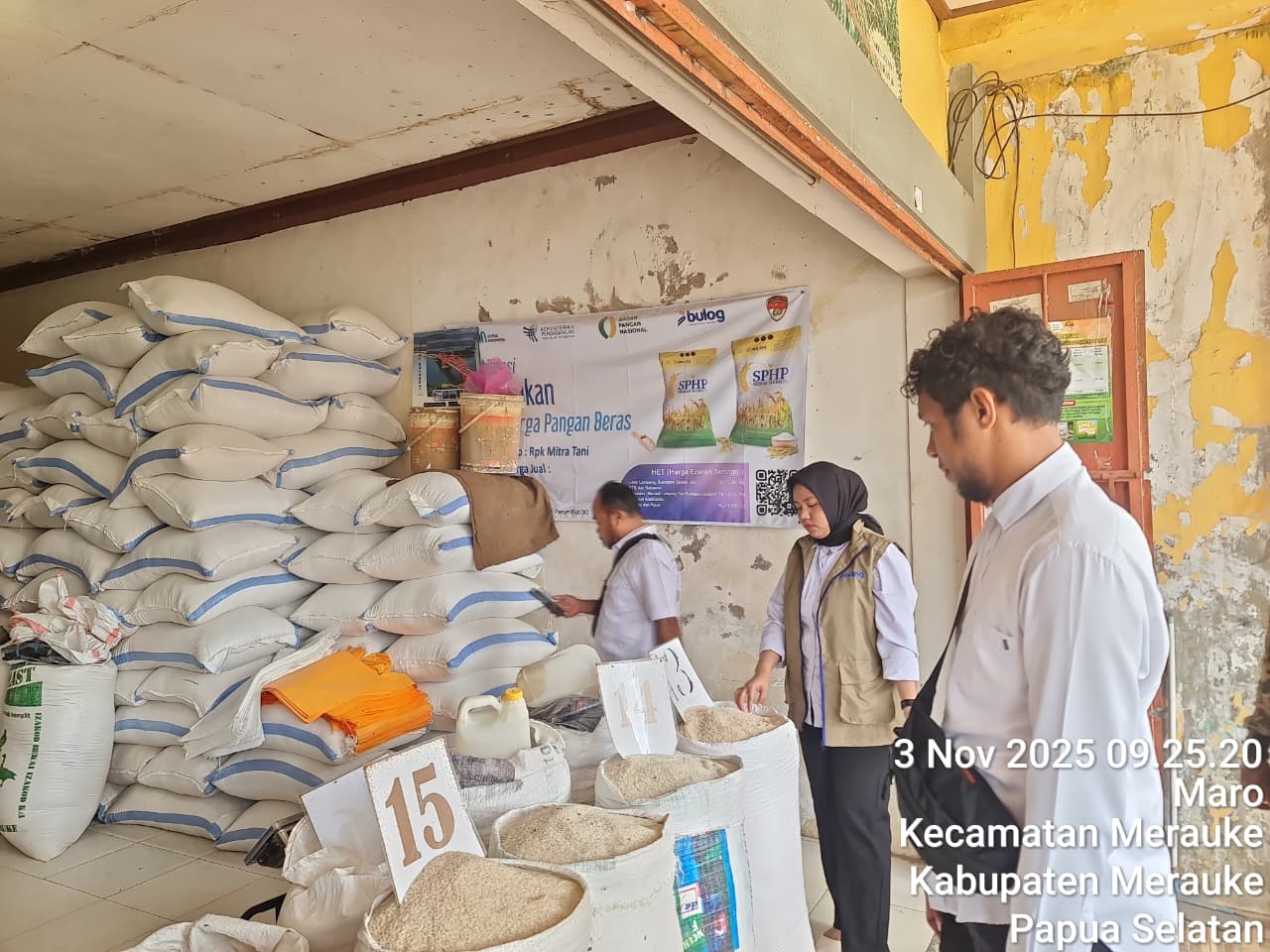 Beras yang dijual pedagang di pasar maupun sejumlah tempat lain. Tampak petugas sedang melakukan pengecekan harga – Surya Papua/IST