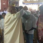 Pembaptisan puluhan anak oleh Pastor John kandam di Bevak Doa Mopah Baru – Surya Papua/Frans Kobun