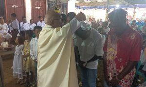 Pembaptisan puluhan anak oleh Pastor John kandam di Bevak Doa Mopah Baru – Surya Papua/Frans Kobun